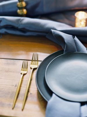 gold-modern-flatware-black-plates